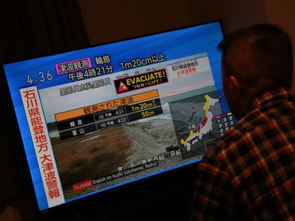 قناة تلفزيونية في اليابان تعرض تقريراً عن الزلزال الذي ضرب مقاطعة إيشيكاوا. 1 يناير 2024 - AFP