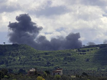 أدخنة متصاعدة إثرة غارات إسرائيلية على بلدة "علما الشعب" في جنوب لبنان. 15 مارس 2024 - AFP