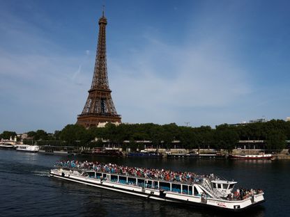 عبارة سياحية على نهر السين في باريس بالقرب من برج إيفل. 2 مايو 2025 - Reuters