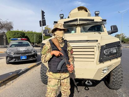 أفراد من اللواء قتال 444 يقفون حراساً في العاصمة طرابلس. 13 مايو 2025 - REUTERS