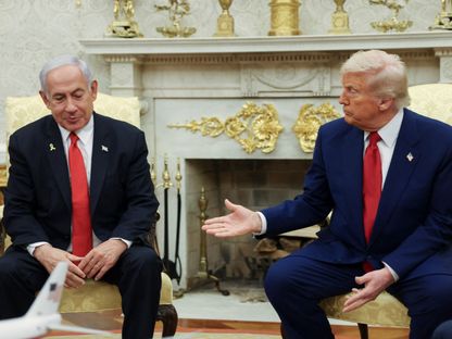 الرئيس الأميركي دونالد ترمب يلتقي رئيس الوزراء الإسرائيلي بنيامين نتنياهو في المكتب البيضاوي بالبيت الأبيض. 7 أبريل 2025 - REUTERS
