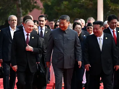 الرئيس الروسي فلاديمير بوتين، والرئيس الصيني شي جين بينج، وزعيم كوريا الشمالية كيم جونج أون، ورؤساء الوفود الأجنبية يصلون إلى العرض العسكري لإحياء الذكرى الثمانين لانتهاء الحرب العالمية الثانية، في بكين، الصين، 3 سبتمبر 2025. - via REUTERS