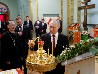 الرئيس الروسي فلاديمير بوتين يزور كاتدرائية شفاعة السيدة العذراء مريم في هاربين بالصين. 17 مايو 2024 - REUTERS
