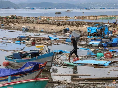 حطام مراكب صيد جرفها إعصار كالمايجي إلى الشاطئ في قرية فونج تشيو، مقاطعة داك لاك، فيتنام. 8 نوفمبر 2025 - REUTERS