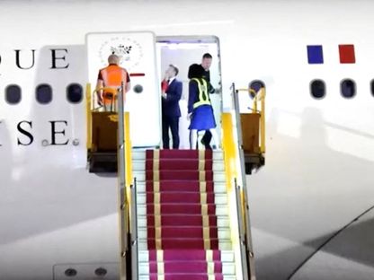 بالفيديو: لماذا صفعت السيدة الأولى ماكرون؟