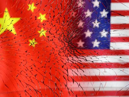 علم الولايات المتحدة والعلم الصيني في رسم يُظهرهما خلف زجاج مكسور - REUTERS
