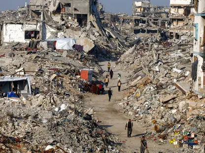 فلسطينيون يسيرون وسط مبان مدمرة في شمال قطاع غزة. 19 نوفمبر 2025 - Reuters