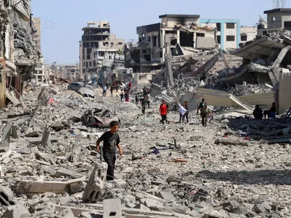 فلسطينيون يسيرون بين الأنقاض بعد انسحاب القوات الإسرائيلية من مدينة غزة. 11 أكتوبر 2025 - Reuters