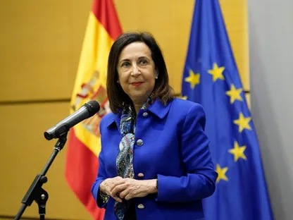 وزيرة الدفاع الإسبانية مارجريتا روبليس تتحدث إلى وسائل إعلام في العاصمة مدريد. 14 مارس 2025 - REUTERS