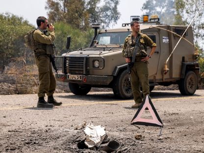 جنود إسرائيليون أمام موقع في الجليل الأعلى سقطت فيه صواريخ تم إطلاقها من جنوب لبنان.  14 يونيو 2024 - AFP