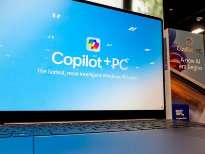 جهاز كمبيوتر محمول Samsung Galaxy Book4 Edge مع جهاز كمبيوتر Microsoft Copilot+ في متجر بولاية كاليفورنيا في الولايات المتحدة. 18 يونيو 2024 - Bloomberg