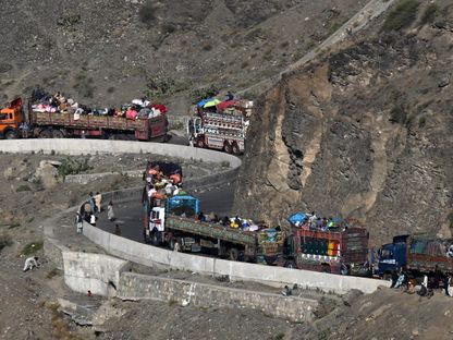 شاحنات تنقل لاجئين أفغان مع ممتلكاتهم على طول الطريق المؤدي إلى حدود تورخام الباكستانية الأفغانية. 3 نوفمبر 2023 - AFP