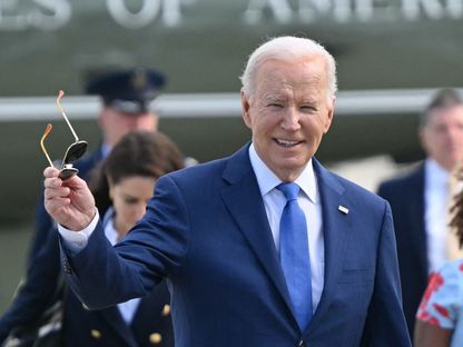 الرئيس الأميركي جو بايدن يصل إلى طائرة الرئاسة في قاعدة أندروز المشتركة في ماريلاند في طريقه إلى ويسكونسن وشيكاجو. 8 مايو 2024. - AFP