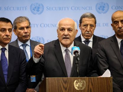 مندوب فلسطين الدائم لدى الأمم المتحدة رياض منصور يتحدث إلى وسائل الإعلام مع أعضاء المجموعة العربية قبل اجتماع مجلس الأمن بمقر الأمم المتحدة في نيويورك. 13 أكتوبر 2023 - REUTERS