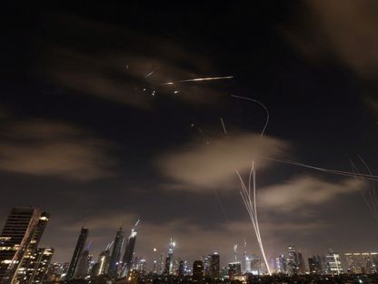 الدفاعات الإسرائيلية تعترض صواريخ في سماء تل أبيب جرى إطلاقها من إيران. 18 يونيو 2025 - REUTERS