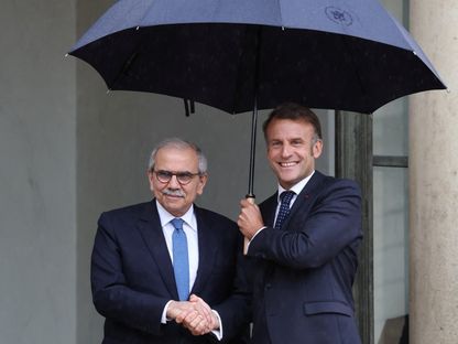 الرئيس الفرنسي إيمانويل ماكرون يستقبل رئيس الحكومة اللبنانية نواف سلام في قصر الإليزيه بباريس. 24 يوليو 2025 - Reuters