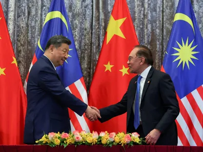 الرئيس الصيني شي جين بينج ورئيس الوزراء الماليزي أنور إبراهيم يتصافحان بعد حضور جلسة تبادل الاتفاقيات بين البلدين في المقر الرسمي لرئيس الوزراء في بوتراجايا، ماليزيا، 16 أبريل 2025. - REUTERS