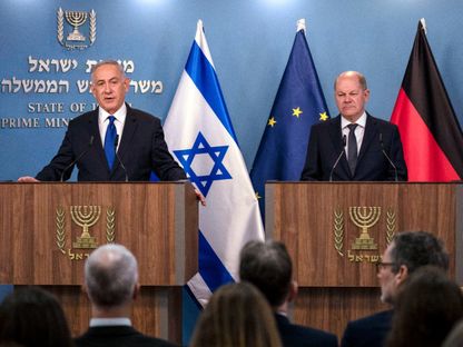 المستشار الألماني أولاف شولتز خلال مؤتمر صحافي مشترك إلى جانب رئيس الوزراء الإسرائيلي بنيامين نتنياهو خلال زيارة إلى إسرائيل. 17 مارس 2024 - AFP