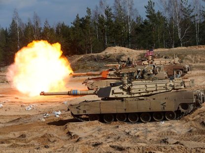 دبابة أميركية من طراز "أبرامز M1A1" خلال تدريبات لحلف شمال الأطلسي "الناتو" في لاتفيا- 26 مارس 2021 - REUTERS