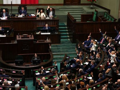 توجيه اتهامات لنائب بولندي أطفأ شموع عيد الأنوار اليهودي في البرلمان
