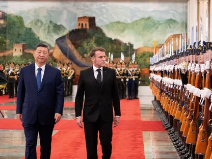 ماكرون يحذر من "موت" الصناعة الأوروبية ويطالب الصين بإنقاذ الموقف