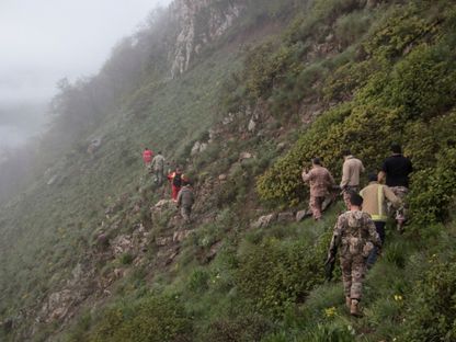 فرق الإنقاذ بالقرب من حطام المروحية التي كانت تقل الرئيس الإيراني إبراهيم رئيسي في محافظة أذربيجان الشرقية. 20 مايو 2024 - REUTERS