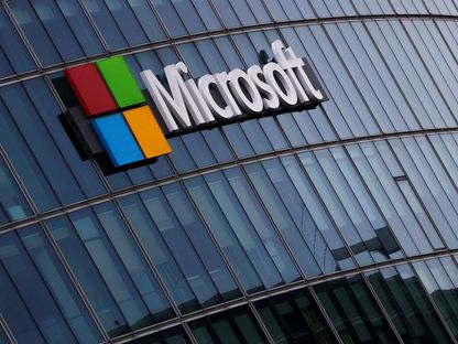 شعار مايكروسوفت على أحد مقرات الشركة قرب باريس. 13 مارس 2025 - REUTERS