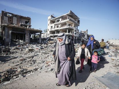 نازحون فلسطينيون يتفقدون منازلهم مع بدء الهدنة الإنسانية لمدة 4 أيام في خان يونس، 24 نوفمبر 2023. - AFP