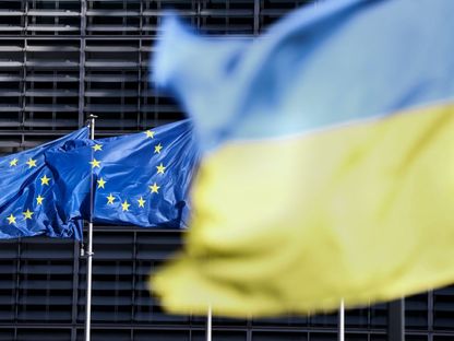 العلم الأوكراني أمام علم الاتحاد الأوروبي خارج مقر المجلس الأوروبي في بروكسل. 16 مايو 2022  - AFP