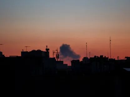 ماكرون يدعو بيزشكيان لوقف هجمات إيران "فوراً" على دول المنطقة