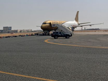 صورة نشرتها الإدارة العامة للطيران المدني في الكويت لطائرة تابعة لـ"طيران الخليج" هبطت بعد ورود بلاغ بوجود قنبلة على متنها. 8 يونيو 2025 - twitter.com/@Kuwait_DGCA