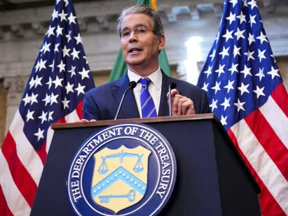 وزير الخزانة الأميركي سكوت بيسنت أثناء مؤتمر صحافي عقده مع الممثل التجاري الأميركي جيميسون جرير على هامش الاجتماعات السنوية لصندوق النقد الدولي والبنك الدولي في واشنطن العاصمة بالولايات المتحدة. 15 أكتوبر 2025 - REUTERS