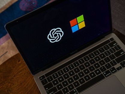 علامتا مايكروسوفت وOpenAI التجاريتان تظهران على شاشة حاسوب شخصي. 29 ديسمبر 2023 - Bloomberg