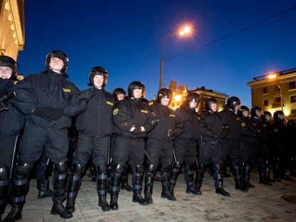 الشرطة البيلاروسية تغلق شارعاً في العاصمة مينسك أمام مسيرة للمعارضة، 25 مارس 2009 - Reuters