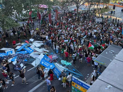 حواجز محطمة خلال احتجاجات مناهضة لإسرائيل بالتزامن مع المرحلة 21 من سباق "فويلتا إسبانيا" للدراجات، مدريد. 14 سبتمبر 2025 - Reuters