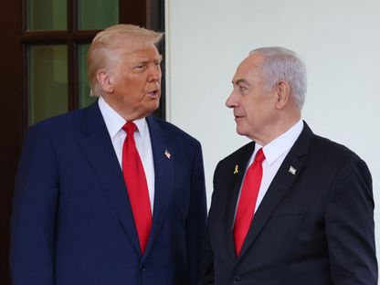 الرئيس الأميركي دونالد ترمب يرحب برئيس الوزراء الإسرائيلي بنيامين نتنياهو عند مدخل البيت الأبيض في واشنطن. 7 أبريل 2025 - reuters