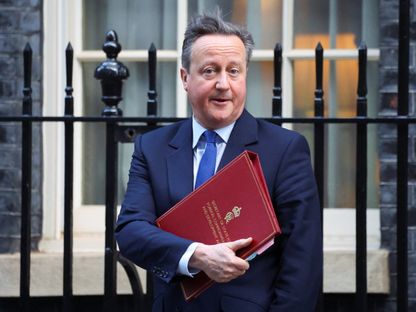 وزير الخارجية البريطاني ديفيد كاميرون يغادر بعد اجتماع للحكومة في داونينج ستريت بالعاصمة لندن- 9 يناير 2024 - Reuters