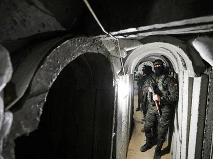 مقاتلون في أحد الفصائل الفلسطينية داخل نفق في قطاع غزة. 30 مارس 2023 - AFP