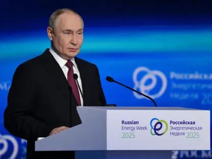 الرئيس الروسي فلاديمير بوتين خلال الجلسة العامة للمنتدى الدولي "أسبوع الطاقة الروسي" في موسكو. 16 أكتوبر 2025 - Reuters