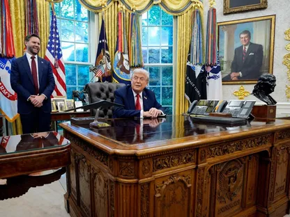 الرئيس الأميركي دونالد ترمب إلى جانب نائب الرئيس جي دي فانس على اليسار خلال توقيع أمر تنفيذي في المكتب البيضاوي بالبيت الأبيض. 25 سبتمبر 2025 - Bloomberg