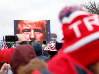 أنصار الرئيس الأميركي دونالد ترمب في العاصمة واشنطن خلال تجمع حاشد للاحتجاج على مصادقة الكونجرس الأمريكي على نتائج الانتخابات الرئاسية الأمريكية لعام 2020. 6 يناير 2021 - Reuters