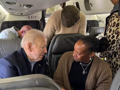 عالقاً في الزحام.. بايدن يستقل رحلة تجارية من مطار رونالد ريجان