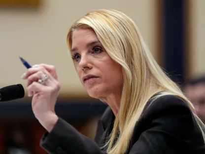 الكونجرس الأميركي يستدعي بام بوندي للإدلاء بشهادتها بشأن ملفات إبستين