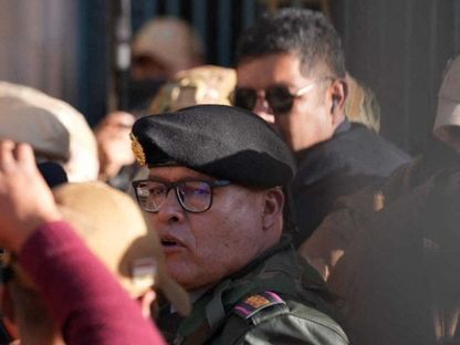 قائد الجيش البوليفي (الموقوف) الجنرال خوان خوسيه زونيجا يتحدث للصحافة بعد أن حاصرت قوات عسكرية القصر الرئاسي وسط محاولة انقلاب في لاباز، بوليفيا. 26 يونيو 2024 - AFP