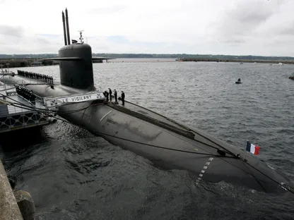 ضباط من مشاة البحرية الفرنسية على متن الغواصة النووية "لو فيجيلانت"في قاعدة إيل لونج العسكرية غرب فرنسا. 13 يوليو 2007 - reuters