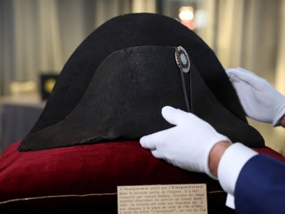 قبعة نابليون بونابرت بـ2.1 مليون دولار في مزاد بباريس