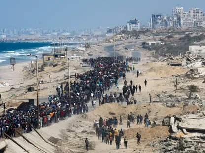 نازحون فلسطينيون يبدأون العودة إلى مدينة غزة عبر شارع الرشيد بعد دخول وقف النار حيز التنفيذ، 10 أكتوبر 2025 - REUTERS