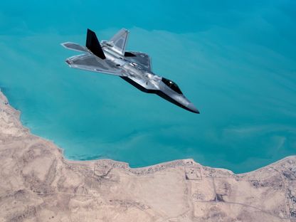 صورة أرشيفية لطائرة أميركية من طراز F-22 تحلق فوق موقع غير معلن في جنوب غرب آسيا - REUTERS
