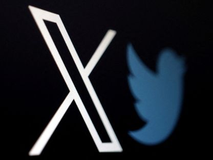 شعار منصة إكس وفي الخلفية شعار الطائر القديم (تويتر). 24 يوليو 2023 - Reuters