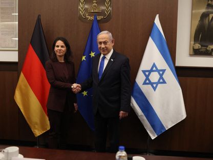 رئيس الوزراء الإسرائيلي بنيامين نتنياهو يصافح وزيرة الخارجية الألمانية أنالينا بيربوك. 17 أبريل 2024 - AFP